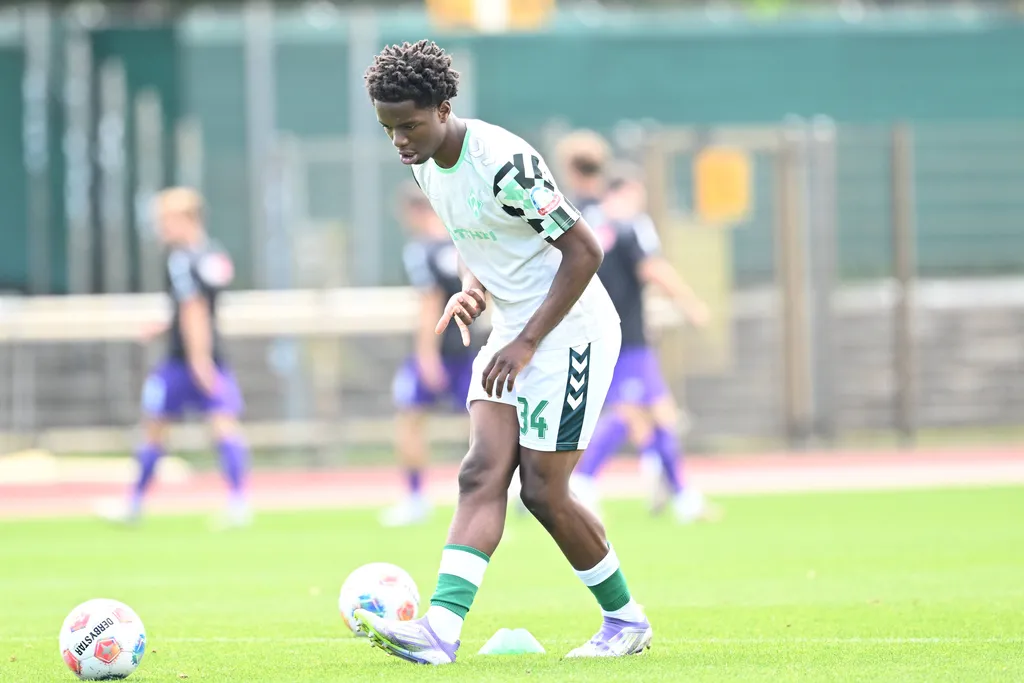 Wesley Adeh training with the Werder Bremen first team