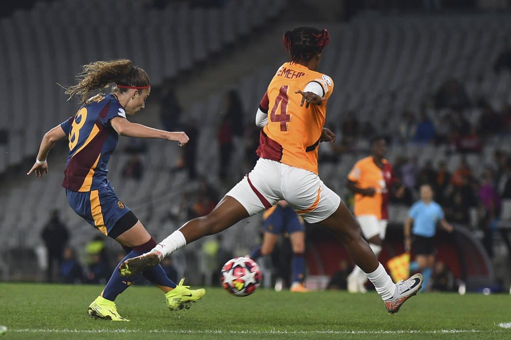Blessing Demehin and Benedetta Glionna during the UEFA Women's Champions League match between Galatasaray A.S. and AS Roma at Ataturk Olympic Stadium on October 17, 2024 in Istanbul, Turkey