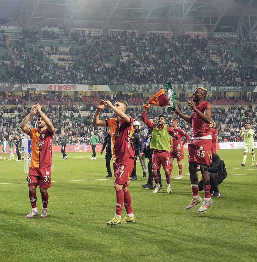 Victor Osimhen celebrating with his Galatasaray teammates