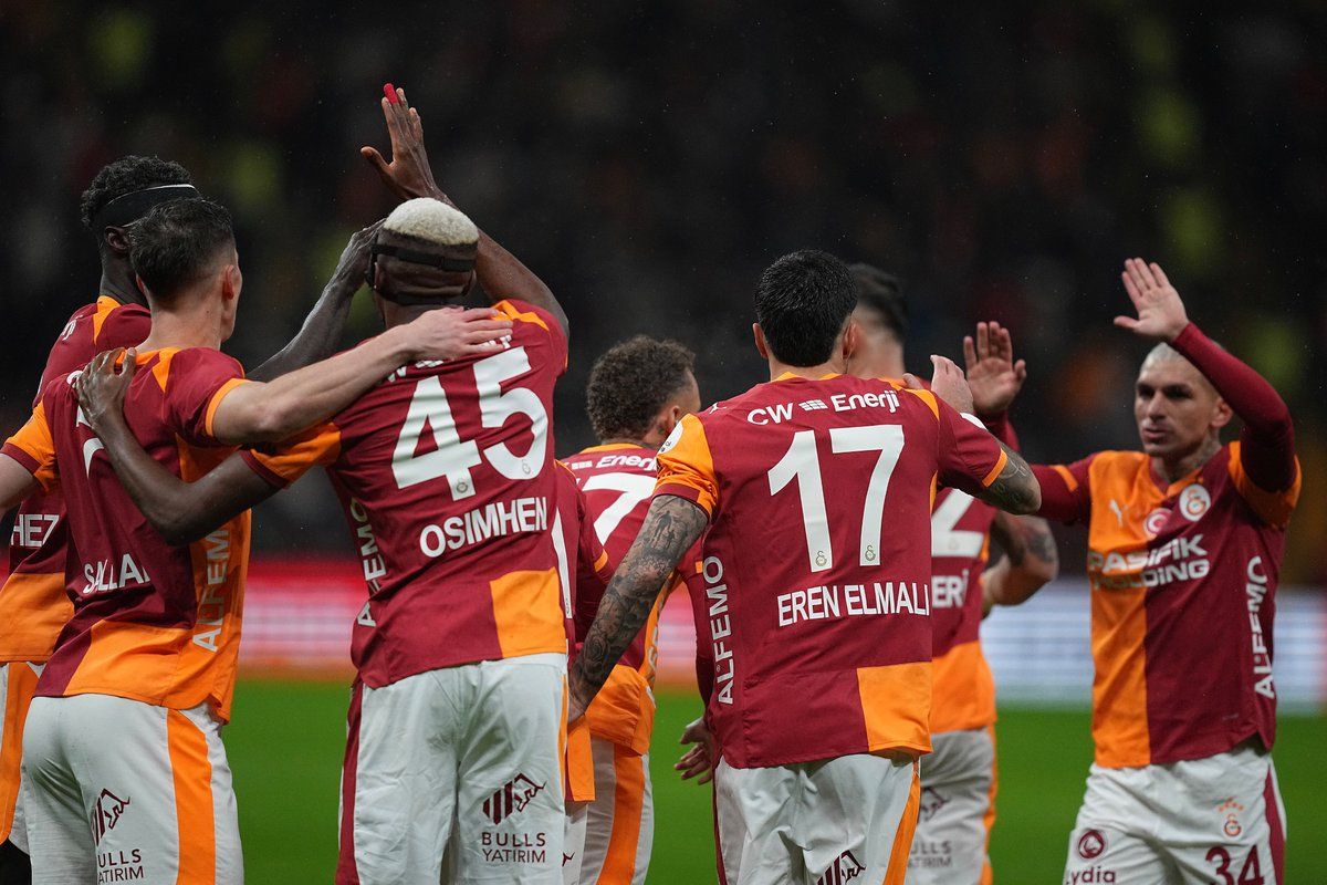 Victor Osimhen celebrates goal with Galatasaray