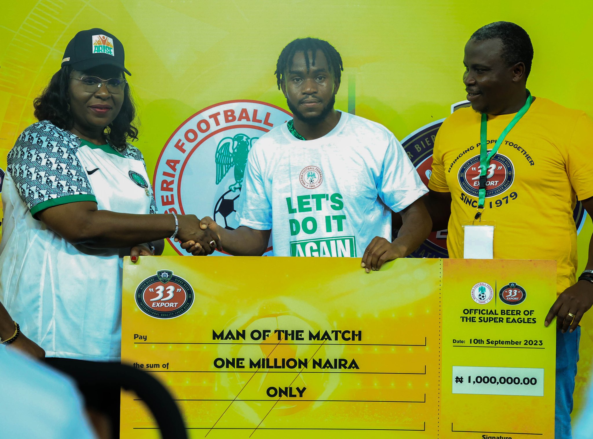 Lookman with his MVP award vs Sao Tome and Principe