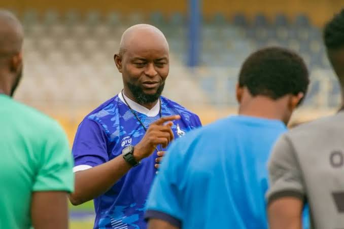 Finidi George, entrenador del Rivers United